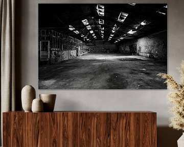 Lege fabriekshal met gebroken ramen van Peggy Raemdonck
