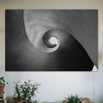 Spirale noire et blanche d'un escalier en colimaçon vers le haut