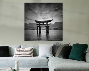 Itsukushima Shrine op het eiland Miyajima bij zonsondergang | monochrom van Melanie Viola