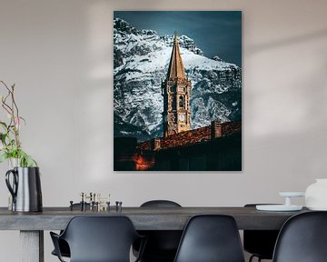 Majestueuze klokkentoren tegen besneeuwde bergen van kautsar1 art