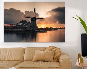 Holländische Mühle bei Sonnenuntergang