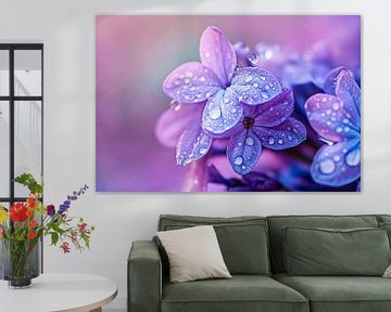 Paarse bloemen met waterdruppels van Imperial Art House