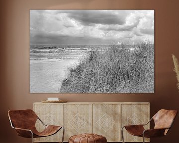 Uitzicht over het strand op Usedom met duinen aan de ene kant en de Baltische Zee aan de andere, in zwart-wit van Martin Köbsch