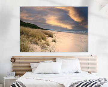 Uitzicht over het strand op Usedom met duinen aan de ene kant en de Baltische Zee aan de andere kant van Martin Köbsch