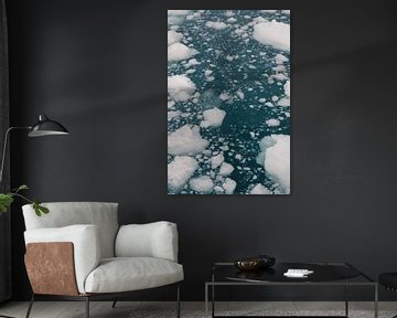 IJsschotsen in de zee | reisfotografie fine art print | Ilulissat Groenland van Kimberley Jekel