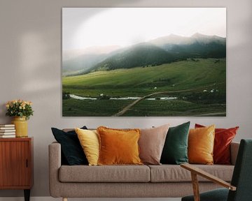 Bergachtig landschap nomaden | reisfotografie print | Kirgizië van Kimberley Jekel