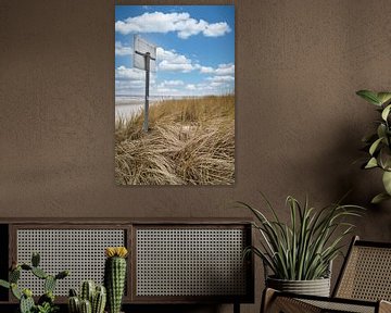 Strandovergang op Usedom met uitzicht op de Oostzee en bord van Martin Köbsch