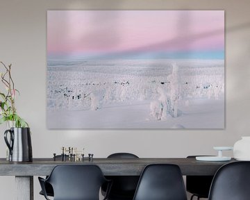 Uitzicht over houten huisjes | reisfotografie print | Saariselkä Lapland Finland van Kimberley Jekel