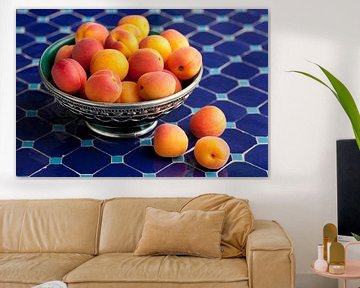 Rijpe abrikozen in een Marokkaanse decoratieve schaal  van Frans Rombout