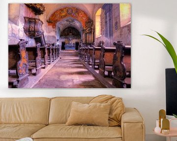 Das Innere einer verlassenen Kirche von On Your Wall