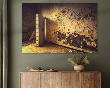 Alte Tresortür in einem verlassenen Gefängnis von On Your Wall