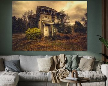 Überwuchertes Haus von On Your Wall