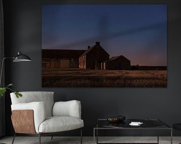 franse boerderij in graanveld in de nacht 1 van Jolene Adelaar