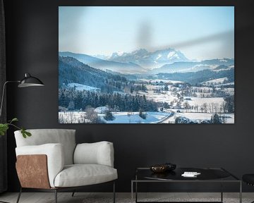 Winteruitzicht vanuit Oberstaufen over het Weißachtal naar de Säntis van Leo Schindzielorz