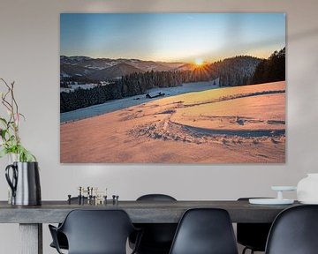 Zonsondergang in de winter met uitzicht op de bergen Staufen, Oberstaufen, Säntis en Hochgrat van Leo Schindzielorz