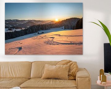 Zonsondergang in de winter met uitzicht op de bergen Staufen, Oberstaufen, Säntis en Hochgrat van Leo Schindzielorz