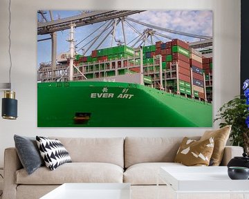 Der imposante Bug eines Containerschiffs von scheepskijkerhavenfotografie