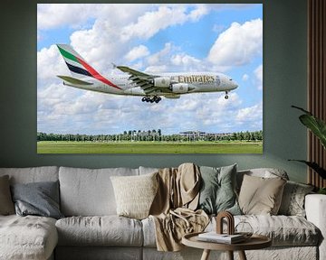 Landende Emirates Airbus A380 passagiersvliegtuig. van Jaap van den Berg
