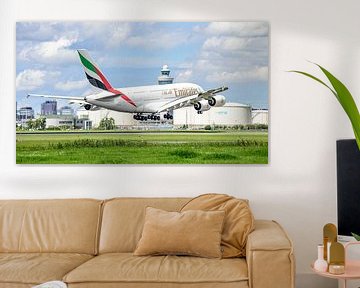 Landende Emirates Airbus A380 passagiersvliegtuig. van Jaap van den Berg