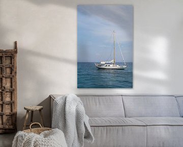 Bateau blanc sur la mer bleue de Sardaigne sur Xulé Bogers