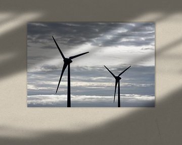 Twee windmolens grijze lucht