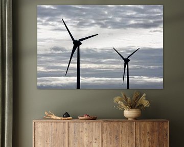 Twee windmolens grijze lucht van Jan Brons
