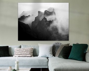 Berggipfel in den Wolken in Schwarz und Weiß von Erwin Pilon
