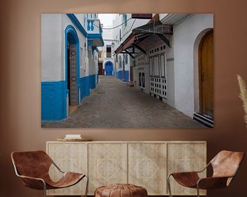 Smalle straat met wit blauw geschilderde huizen in Asilah