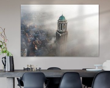 Peperbus kerktoren in Zwolle boven de mist