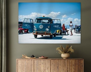 Vintage Volkswagenbus op Salt Flats