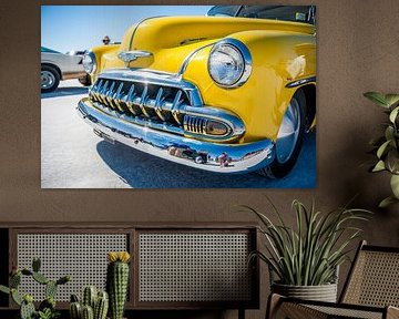 Close-up van knalgele Chevrolet op witte zoutvlakte van Opmeer Reports