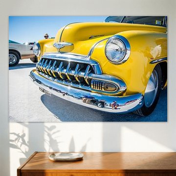 Gros plan sur une Chevrolet jaune vif sur des salines blanches