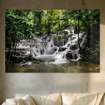 Cascade paradisiaque dans la forêt tropicale