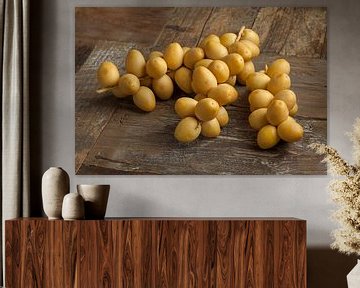 Takken met verse gele rijpe dadels op houten tafel van Frans Rombout