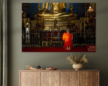 In het gouden licht van verlichting - stille contemplatie voor Boeddha van Walter G. Allgöwer