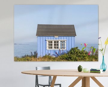 Blauw strandhuisje Æro Denemarken van Sander Groenendijk