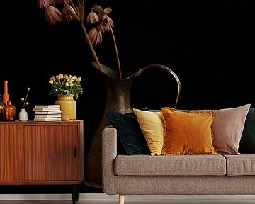 Stilleven met goudkleurig vaasje en Zeeuwse knoopjes, fotografie in de stijl van klassieke schilderkunst