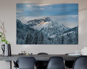 prachtige zonsopgang in de winter in de Allgäuer Alpen in het Kleinwalsertal op de Widderstein van Leo Schindzielorz