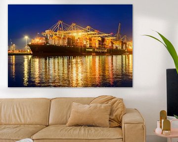 Containerschip aangemeerd bij de containerterminal