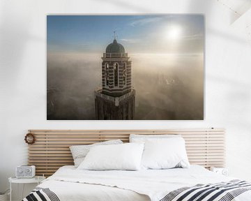 Peperbus kerktoren in Zwolle boven de mist van Sjoerd van der Wal Fotografie