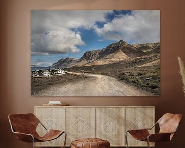 Een klein onverhard pad richting Famara op het Canarische Eiland Lanzarote van Harrie Muis