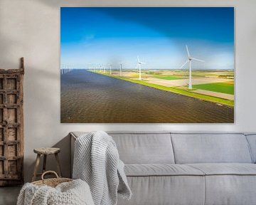 Windturbines in een windmolenpark aan de oever van een meer