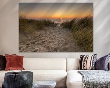 Uitzicht vanaf de duinen bij Petten op de ondergaande zon boven de Noordzee van Bram Lubbers