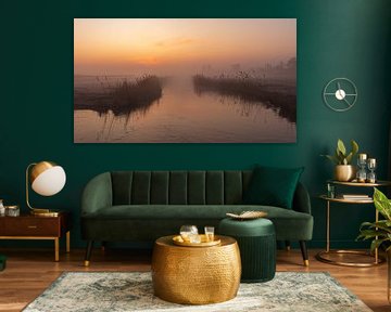 Nebliger Sonnenaufgang über dem Naturschutzgebiet Kruiszwin in Anna Paulowna von Bram Lubbers