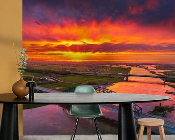 Brug in een kleurrijke zonsondergang over de IJssel