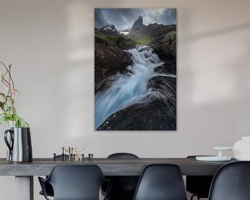 Romsdalhorn in Romsdalen met in de voorgrond een waterval van Jos Pannekoek