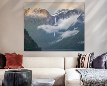 Mardalsfossen in Romsdalen, Noorwegen tijdens zonsondergang. van Jos Pannekoek