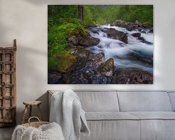 Wild stromende rivier in de lente in Romsdalen, Noorwegen. van Jos Pannekoek
