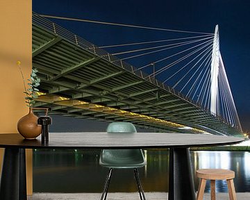 Nachtaufnahme der Prinz-Claus-Brücke von unten gesehen in Utrecht