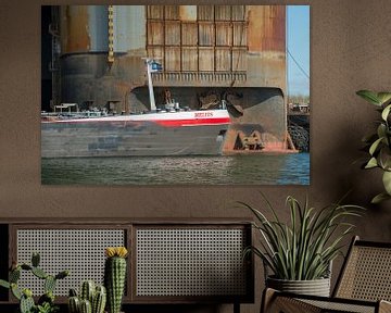 Felgekleurde boeg van een binnenvaartschip van scheepskijkerhavenfotografie
